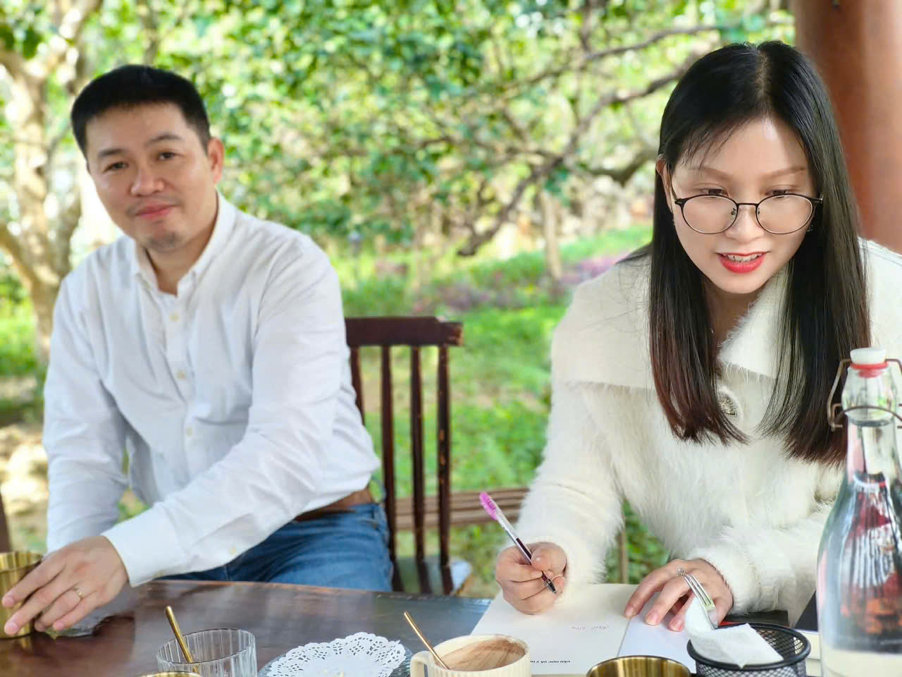 Tác giả Nguyễn Thùy Trang tặng sách cho Tiến sĩ Luật Hồ Nhân Ái