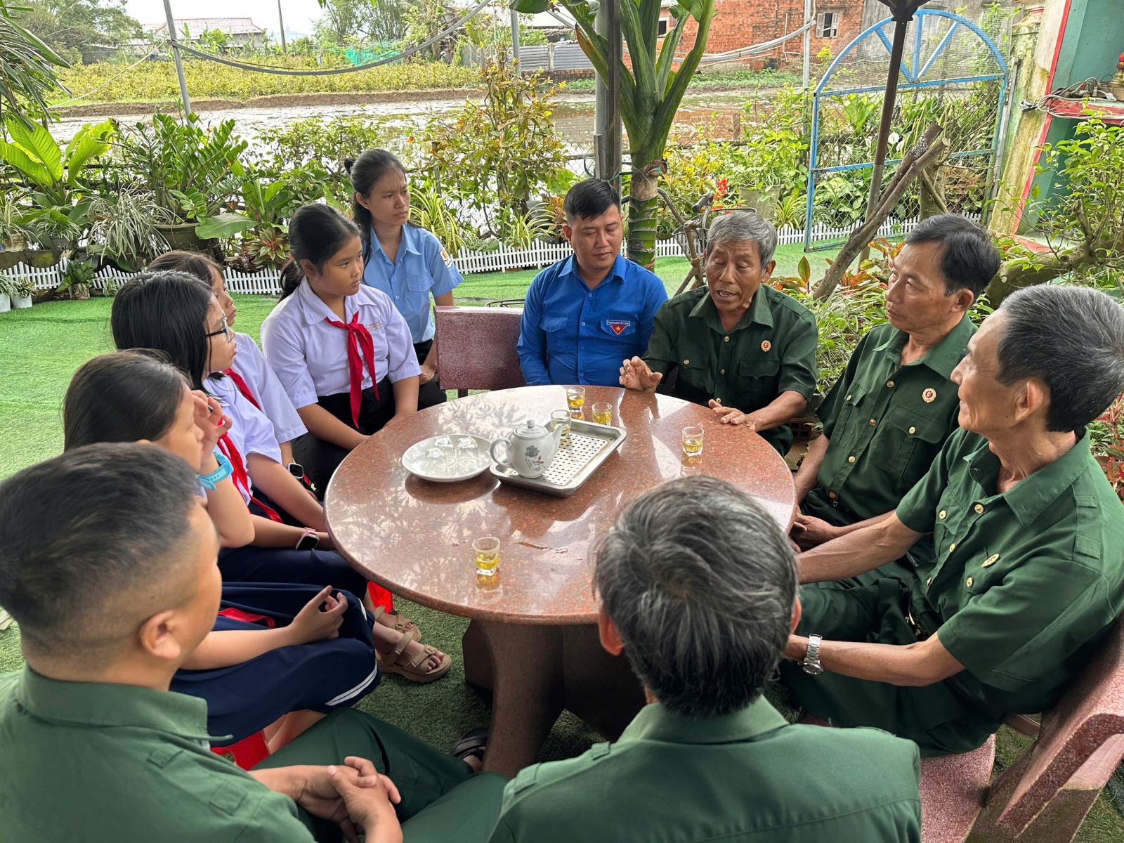 Cựu chiến binh chia sẻ với thế hệ trẻ