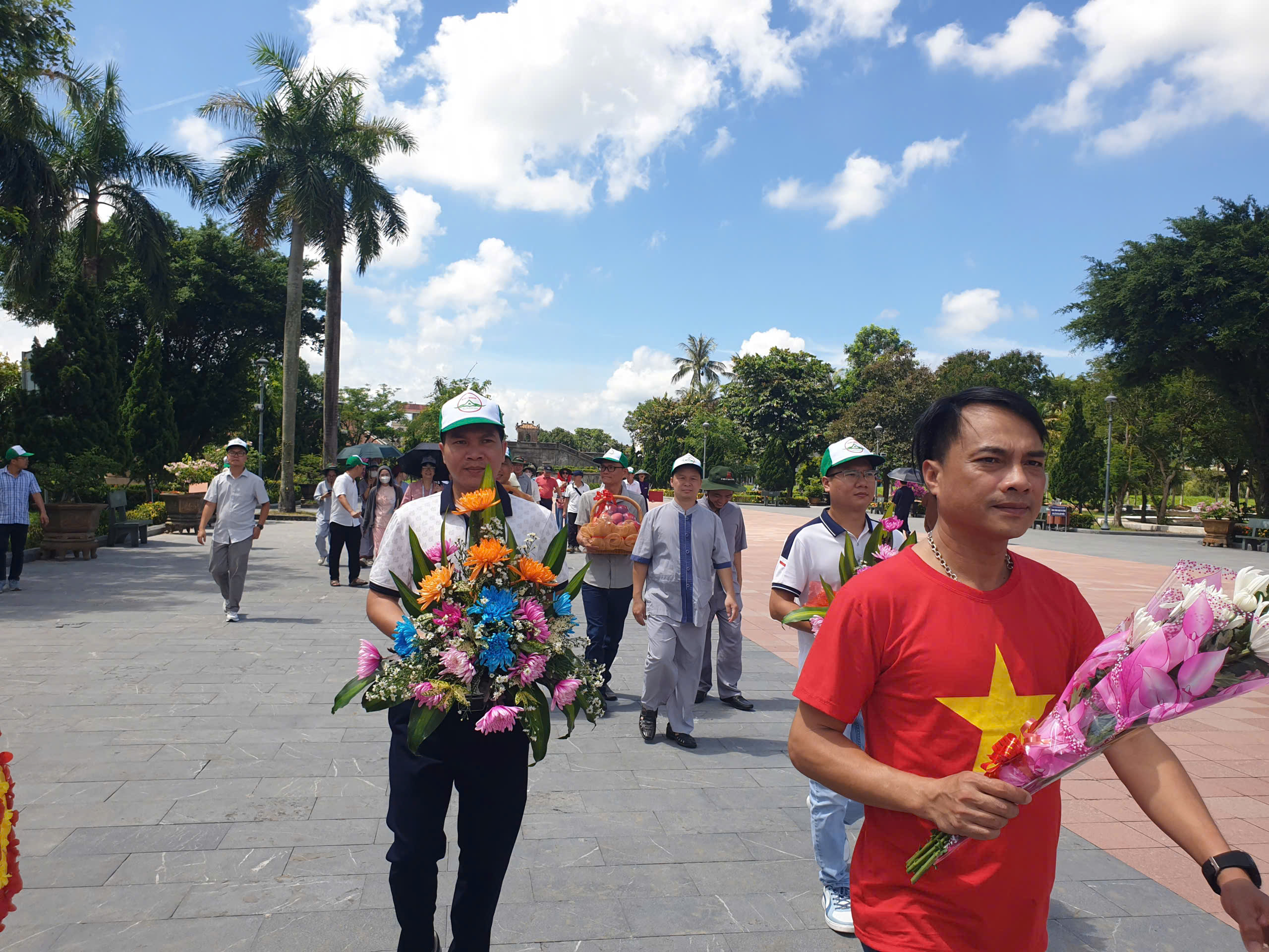 Thăm viếng nghĩa trang liệt sĩ