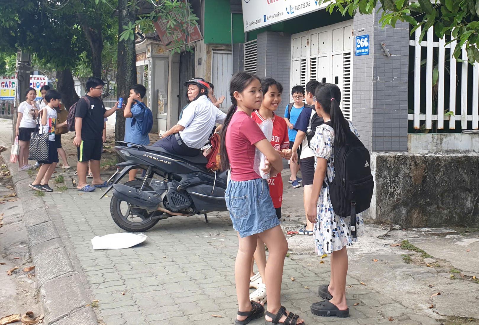 Xây dựng mối quan hệ