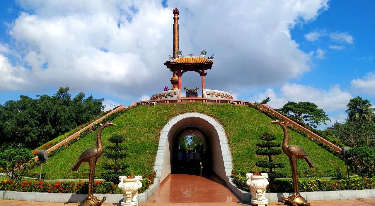 Tây Trường Sơn - Hùng vĩ và Thành cổ lịch sử