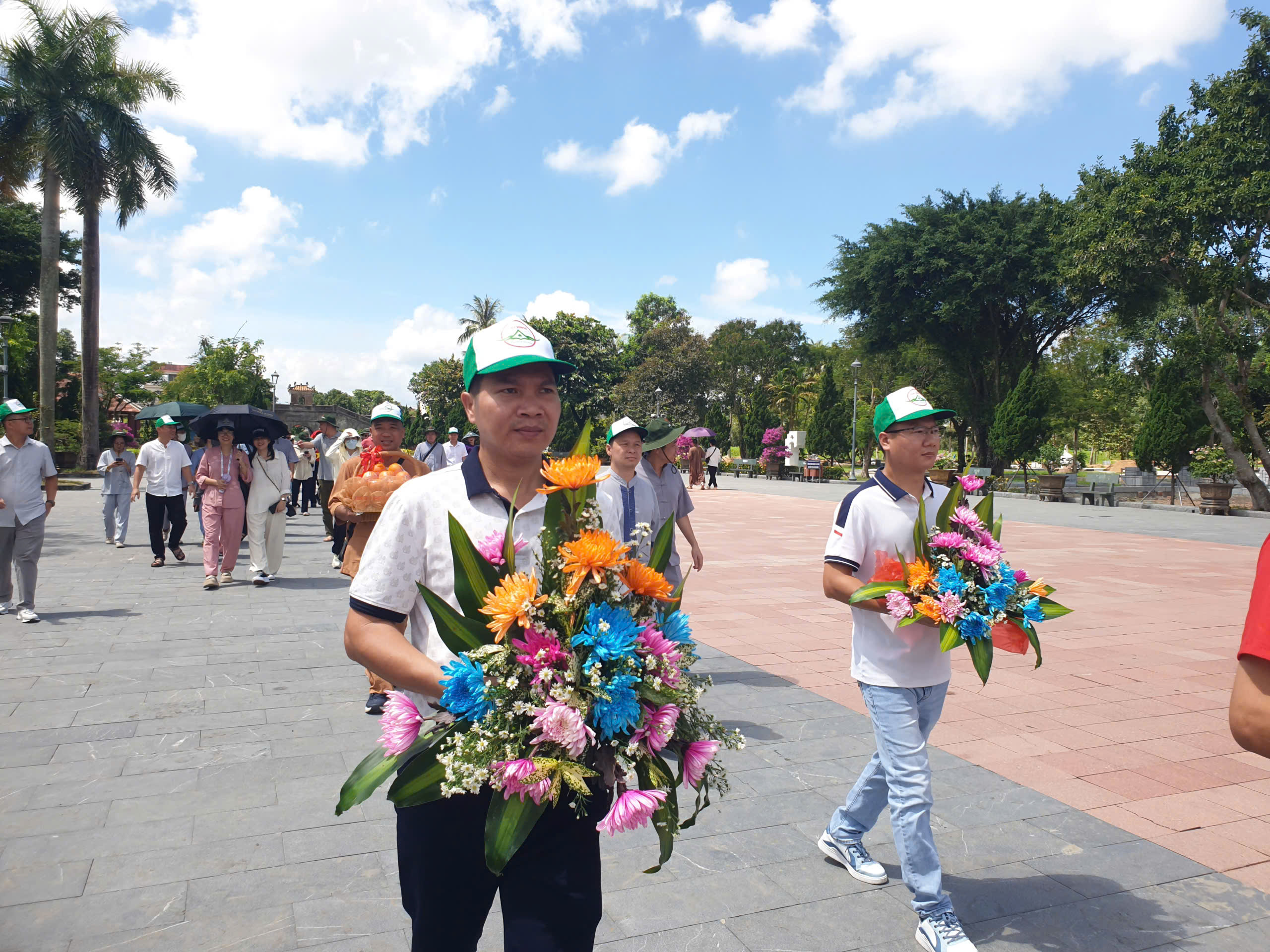 Thanh niên tham gia tour Ruby Wings