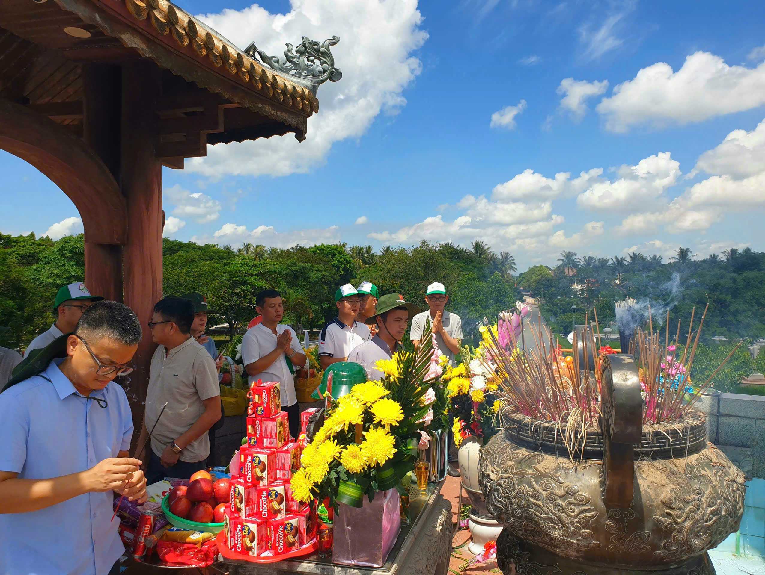 Hình ảnh minh họa bài thơ Vô Danh - Đất mẹ ôm những người con bất tử